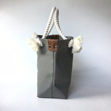 画像をギャラリービューアに読み込む, BRANCHES オリジナル トートバッグМ *珊瑚刺繍入り*グレー(白刺繍、白紐)