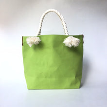画像をギャラリービューアに読み込む, BRANCHES オリジナル トートバッグМ *珊瑚刺繍入り*グラスグリーン(白刺繍、白紐)