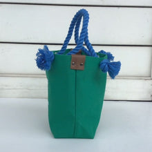 画像をギャラリービューアに読み込む, BRANCHES オリジナル トートバッグМ *珊瑚刺繍入り*グリーン(白刺繍、青紐)