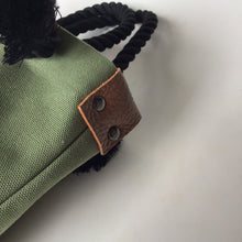 画像をギャラリービューアに読み込む, BRANCHES オリジナル トートバッグ *珊瑚刺繍入り*エバーグリーン(白刺繍、黒紐)