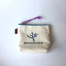 画像をギャラリービューアに読み込む, 珊瑚ロゴ刺繍ポーチ Sサイズ(キナリ)