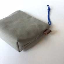 画像をギャラリービューアに読み込む, 珊瑚ロゴ刺繍ポーチ Sサイズ(グレー)