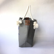 画像をギャラリービューアに読み込む, BRANCHES オリジナル トートバッグМ *珊瑚刺繍入り*グレー(青刺繍、白紐)