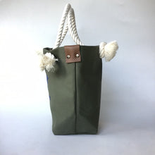 画像をギャラリービューアに読み込む, BRANCHES オリジナル トートバッグМ *珊瑚刺繍入り*オリーブ(青刺繍、白紐)