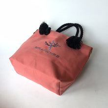 画像をギャラリービューアに読み込む, BRANCHES オリジナル トートバッグМ *珊瑚刺繍入り*カラクレナイ(グレー刺繍、黒紐)