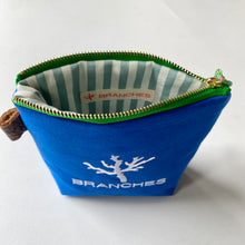 画像をギャラリービューアに読み込む, NEW✨ 珊瑚ロゴ刺繍ポーチ Sサイズ(ブルー)