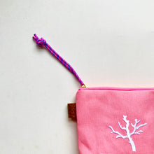 画像をギャラリービューアに読み込む, NEW✨ 珊瑚ロゴ刺繍ポーチ Sサイズ(ピンク)