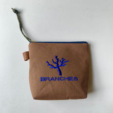 画像をギャラリービューアに読み込む, NEW✨ 珊瑚ロゴ刺繍ポーチ Sサイズ(ブラウン)