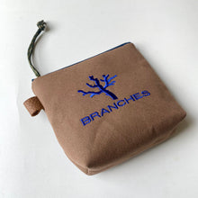 画像をギャラリービューアに読み込む, NEW✨ 珊瑚ロゴ刺繍ポーチ Sサイズ(ブラウン)