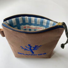 画像をギャラリービューアに読み込む, NEW✨ 珊瑚ロゴ刺繍ポーチ Sサイズ(ブラウン)