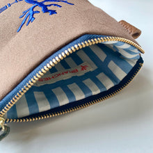 画像をギャラリービューアに読み込む, NEW✨ 珊瑚ロゴ刺繍ポーチ Sサイズ(ブラウン)