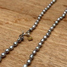 画像をギャラリービューアに読み込む, ✨NEW✨ 淡水パールのシルクロングネックレス/グレー