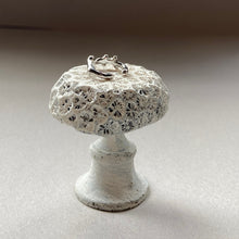 画像をギャラリービューアに読み込む, 🔹サージカルステンレス🔹珊瑚のイヤカフ