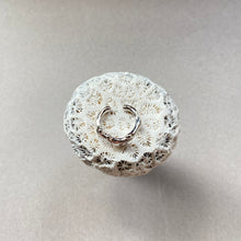 画像をギャラリービューアに読み込む, 🔹サージカルステンレス🔹珊瑚のイヤカフ