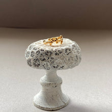 画像をギャラリービューアに読み込む, 🔹サージカルステンレス🔹珊瑚のイヤカフ/ゴールド