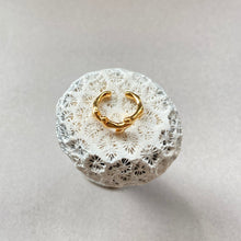 画像をギャラリービューアに読み込む, 🔹サージカルステンレス🔹珊瑚のイヤカフ/ゴールド