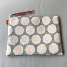 画像をギャラリービューアに読み込む, ポーチ Lサイズ *ウニ柄(グレー)