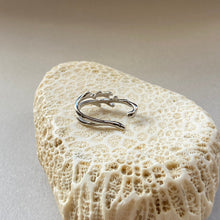 画像をギャラリービューアに読み込む, 🔹サージカルステンレス🔹ダブル珊瑚のイヤカフ