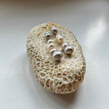 画像をギャラリービューアに読み込む, 淡水twin'sパールピアス(3粒)