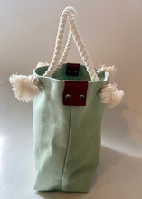 画像をギャラリービューアに読み込む, BRANCHES オリジナル トートバッグМ *珊瑚刺繍入り*スモーキーセラドン(白刺繍、白紐)