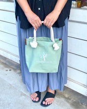画像をギャラリービューアに読み込む, BRANCHES オリジナル トートバッグМ *珊瑚刺繍入り*スモーキーセラドン(白刺繍、白紐)
