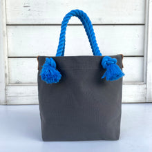 画像をギャラリービューアに読み込む, BRANCHES オリジナル トートバッグМ *珊瑚刺繍入り*チャコール(青刺繍、青紐)