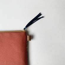 画像をギャラリービューアに読み込む, ポーチ Mサイズ *サンゴ&シェル柄(ブラック)