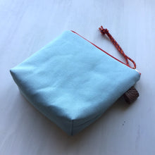 画像をギャラリービューアに読み込む, 珊瑚ロゴ刺繍ポーチ Sサイズ(水色)