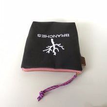 画像をギャラリービューアに読み込む, 珊瑚ロゴ刺繍ポーチ Sサイズ(チャコール)