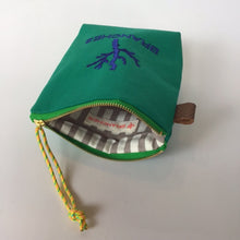 画像をギャラリービューアに読み込む, 珊瑚ロゴ刺繍ポーチ Sサイズ(グリーン)
