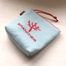 画像をギャラリービューアに読み込む, 珊瑚ロゴ刺繍ポーチ Sサイズ(水色)