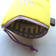 画像をギャラリービューアに読み込む, 珊瑚ロゴ刺繍ポーチ Sサイズ(イエロー)
