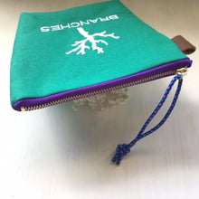 画像をギャラリービューアに読み込む, NEW✨ 珊瑚ロゴ刺繍ポーチ Sサイズ(グリーン)