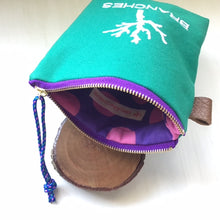 画像をギャラリービューアに読み込む, NEW✨ 珊瑚ロゴ刺繍ポーチ Sサイズ(グリーン)