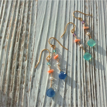 画像をギャラリービューアに読み込む, 染カルセドニー(ライトブルー)と深海珊瑚のピアス
