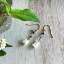 画像をギャラリービューアに読み込む, 白珊瑚とラピスラズリのショートピアス