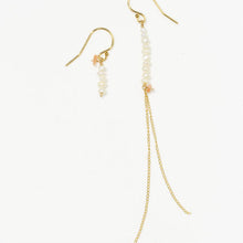 画像をギャラリービューアに読み込む, 淡水パールと深海珊瑚のアシンメトリーピアス