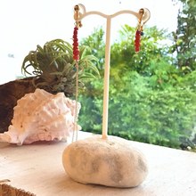 画像をギャラリービューアに読み込む, 【イヤリング】サルジ珊瑚のアシンメトリーイヤリング