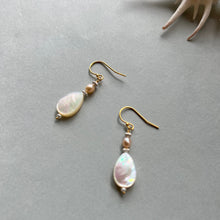 画像をギャラリービューアに読み込む, 白蝶貝(しずく型)と淡水パールのピアス
