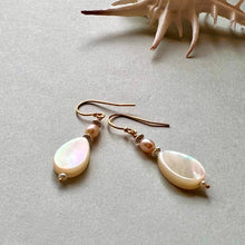 画像をギャラリービューアに読み込む, 白蝶貝(しずく型)と淡水パールのピアス