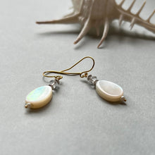 画像をギャラリービューアに読み込む, 白蝶貝(しずく型)とアクアマリンのピアス