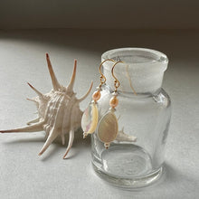 画像をギャラリービューアに読み込む, 白蝶貝(しずく型)と淡水パールのピアス