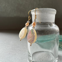 画像をギャラリービューアに読み込む, 白蝶貝(しずく型)と淡水パールのピアス