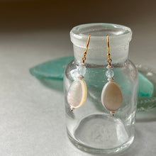 画像をギャラリービューアに読み込む, 白蝶貝(しずく型)とアクアマリンのピアス