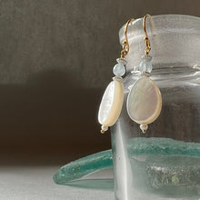 画像をギャラリービューアに読み込む, 白蝶貝(しずく型)とアクアマリンのピアス