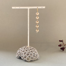 画像をギャラリービューアに読み込む, 【片耳専用】コットンパールの5連ピアス(ベージュ)