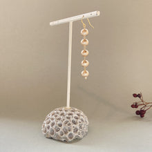 画像をギャラリービューアに読み込む, 【片耳専用】コットンパールの5連ピアス(ベージュ)