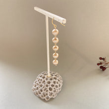 画像をギャラリービューアに読み込む, 【片耳専用】コットンパールの5連ピアス(ベージュ)