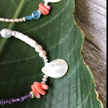 画像をギャラリービューアに読み込む, 深海珊瑚と白蝶貝&天然石のブレスレット ★お好きな色が選べます