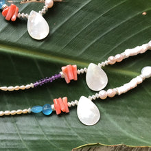 画像をギャラリービューアに読み込む, 深海珊瑚と白蝶貝&天然石のブレスレット ★お好きな色が選べます